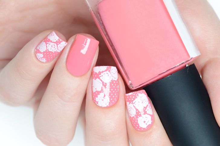Floral manicure with polka dots for summer nails in light pink.