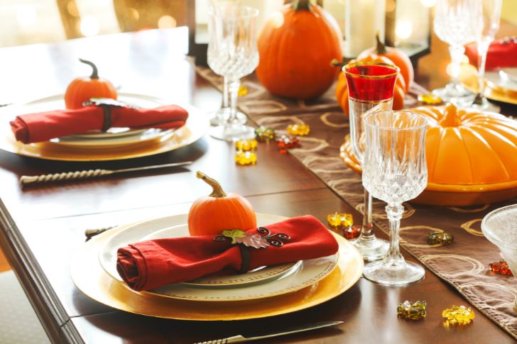 Modern and Minimalistic Thanksgiving Table Decor Ideas.