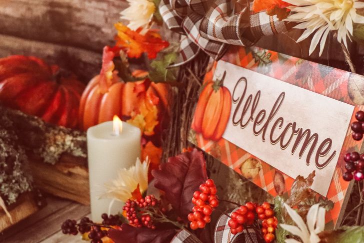 Thanksgiving Decoration with Welcome Signage