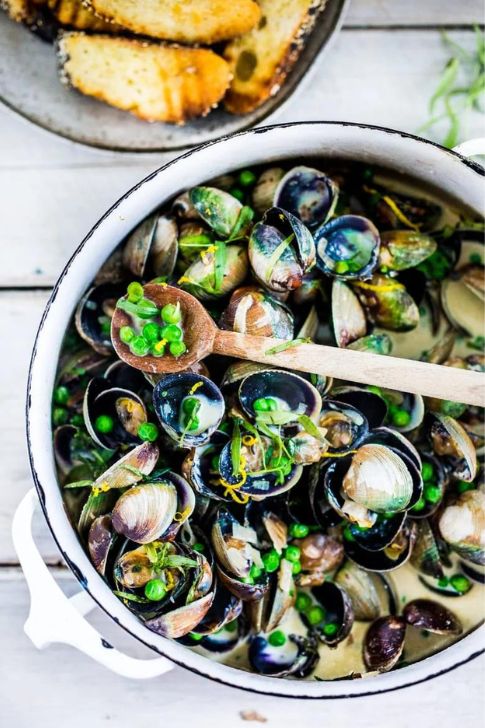 Steamed Clams In Tarragon White Wine Broth